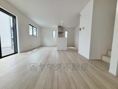 大きな掃き出し窓のあるリビングは、陽光あふれる明るい空間です。ゆったりと寛げる憩いの場となりそうです。