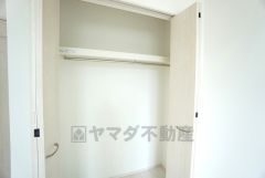 大きめのクローゼットがついた使いやすい洋室です。すっきりと整理整頓できるので気持ちよくすごせます＾＾