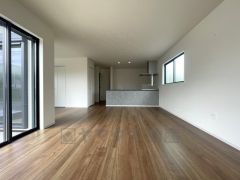 窓から光が差し込む明るいダイニングです＾＾