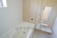 1日の疲れを癒すくつろぎのバスルーム。足を伸ばしてもゆったりと入れるサイズです。お子様と一緒にお風呂に入っても狭くないですね＾＾