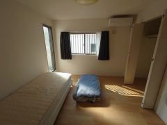 6.125の洋室。収納量たっぷりのクローゼット付きです。バルコニーにも出られますよ＾＾