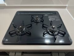 3種類の料理が同時に調理できる、3口ガスコンロ。忙しい夕食の支度時間が短縮できて効率よくお料理が楽しめます。