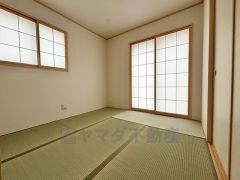 4.5帖。リビング隣には、ホッとできる和室を用意。客間としてはもちろん、お子様のお昼寝スペースや書斎としても活躍してくれそうです＾＾