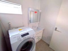 三面鏡にハンドシャワー付きで使いやすい洗面台です＾＾鏡裏と洗面ボウル下に収納付きの洗面台なので、整理整頓ができスッキリと使えます＾＾