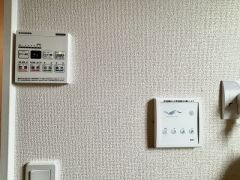 浴室暖房乾燥機には、暖房、乾燥、涼風、換気の4つの機能が付いています。タイマー付きです。雨の日はもちろん、急ぎで洗濯する必要のあるお子様の体操服や、下着類などを乾かすのに便利です。