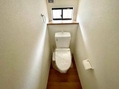 ウォシュレット付きトイレです。1階2階の2ヶ所にトイレがあるので、忙しい朝にもゆとりができますね＾＾