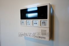 同仕様写真。現況と異なる場合は現況優先です。お湯張り、追い炊き、足し湯がボタン一つで楽々操作できる非常に便利な給湯機リモコンです。追い炊きがついていると寒い冬は水道代の節約にもなるので助かりますね