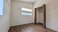 大きめのクローゼットがついた使いやすい洋室です。すっきりと整理整頓できるので気持ちよくすごせます＾＾