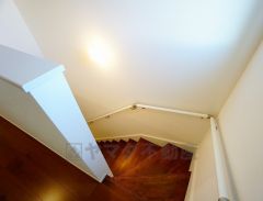 同仕様写真。小さなお子様やご高齢の方でも安心できる、手すり付き階段。段差も低めで設定されており、安全性にも優れています。