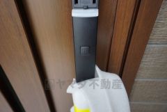 同仕様写真。かざすだけで開閉できる、タッチキー採用の玄関。お買い物帰りで、両手がふさがってきても簡単に中に入れます＾＾