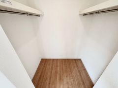 主寝室には大容量のウォークインクローゼットを完備。季節もののお洋服をすっきり収納できます。