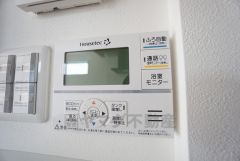 キッチン横からお湯張り、追い炊き、温度調節がボタンで楽々操作できる給湯器リモコンです＾＾忙しい夕飯の準備の時間帯に重宝しますね。