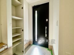 玄関扉から光の差し込む明るい玄関です。広々としたシューズインクローゼットを完備。家族全員の靴がきれいに収納できます＾＾
