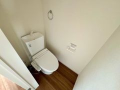 ウォシュレット付きトイレです。1階2階の2ヶ所にトイレがあるので、忙しい朝にもゆとりができますね＾＾