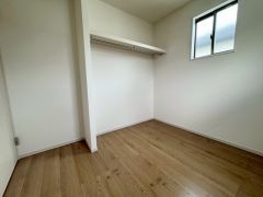 住む人のこだわりを活かす洋室＾＾通気性に優れているオープンクローゼットは部屋をおしゃれに演出できそうです＾＾