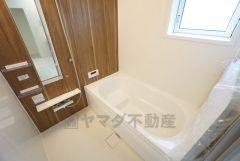 1日の疲れを癒すくつろぎのバスルーム。追い焚き機能つきなのでお風呂に入る時間がバラバラでも安心です。