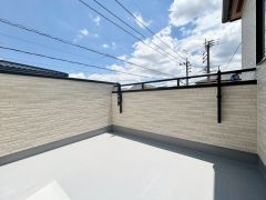 陽当たりの良いバルコニーです。足元は防水工事が施工されており、高い防水性、耐熱性、耐久性を備えています。