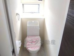 温水洗浄機付トイレです。節水機能もあるので、安心して使えますね。もちろん、1階2階の2ヶ所にトイレがあるので、忙しい朝にもゆとりができますね。