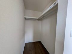 大容量のウォークインクローゼット。季節ごとのお洋服全てを収納できるので、衣替えも楽になりますね＾＾