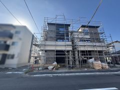 前面道路：南側約4.0ｍ東側約9.3～9.4ｍ公道