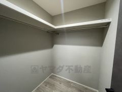 収納量たっぷりのウォークインクローゼット。ハンガーパイプ付で散らかりがちな洋服類もきれいに整理できます。