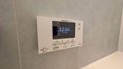 お湯張り、追い炊き、足し湯がボタン一つで楽々操作できる非常に便利な給湯機リモコンです。追い炊きがついていると寒い冬は水道代の節約にもなるので助かりますね