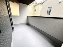 陽当たりの良いバルコニーです。お洗濯やお布団干しはもちろん、日光浴スペースにも。足元は防水工事施工済です。