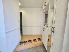 採光も考えられた明るい玄関です。たっぷり収納できるシューズボックス付きなので、家族全員の靴がきれいに整頓できます。