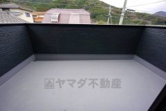 南側に面した大型のバルコニーは日当たり良好です。お洗濯物も気持ちよく干せそうです。日光浴をしたり、星を眺めたりも良いですね^^
