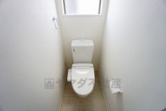 同仕様写真。現況と異なる場合は現況を優先します。 ウォシュレット付きトイレです。1階2階の2ヶ所にトイレがあるので、忙しい朝にもゆとりができますね＾＾