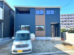 カースペースは2台分確保＾＾ご夫婦で1台ずつ所持されているご家庭も、来客時も安心ですね。