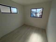 2面採光を確保した明るい室内は、風通しも良く、大変居心地の良い空間となっております。爽やかな風を感じて起きる朝は、快適生活の始まりに。