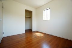 同仕様写真。木目調のシンプルデザインで落ち着きと安らぎの空間に仕上げています。各部屋に収納が完備されているので、お荷物が増えても安心の設計です。