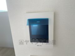 防犯性もばっちり、TVモニター付きインターホン完備。大きなモニターで玄関先を確認できます。録画機能が付いているので不在時の訪問者も確認できて安心です＾＾