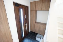 採光も考えられた明るい玄関です。たっぷり収納できるシューズBOX付きです。棚の上にお花や写真を飾っても良いですね。