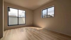 10.5帖の主寝室。バルコニーに面していて日当たりがよく、寝室としての利用もおすすめです＾。2面採光を確保した爽やかな風を感じて起きる朝は、快適生活の始まりに。