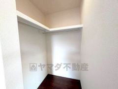 大容量のウォークインクローゼット。季節ごとのお洋服全てを収納できるので、衣替えも楽になりますね＾＾