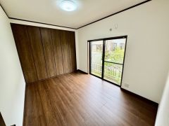 大きめのクローゼットがついた使いやすい洋室です。すっきりと整理整頓できるので気持ちよくすごせます＾＾