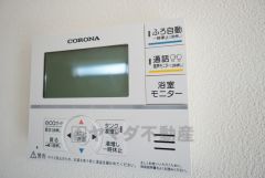 キッチン横からボタン一つで楽々操作できる給湯機リモコンです＾＾忙しい夕飯の準備の時間帯に重宝しますね。
