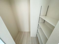キッチン横にはパントリーも。広さが十分に確保されているため、備蓄品や大型の調理家電なども楽々収納できますね＾＾