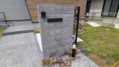 植栽と重厚感のある門柱が住まいを彩る、こだわりのエントランス