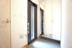 玄関扉から光の差し込む明るい玄関です。