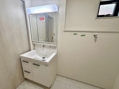 三面鏡にハンドシャワー付きで使いやすい洗面台です＾＾鏡裏と洗面ボウル下に収納付きの洗面台なので、整理整頓ができスッキリと使えます＾＾