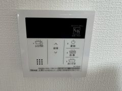 お湯張り、追い炊き、温度調節がボタンで楽々操作できる給湯器リモコンです＾＾忙しい夕飯の準備の時間帯に重宝しますね。