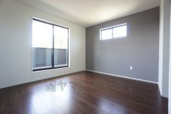 バルコニーに面した陽当たりの良い洋室です＾＾