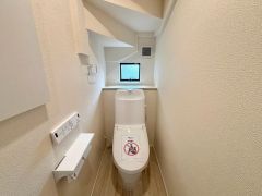 ウォシュレット付きトイレです。1階2階の2ヶ所にトイレがあるので、忙しい朝にもゆとりができますね＾＾小窓付きで換気する時に便利です＾＾