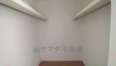 ウォークインクローゼット付き＾＾ハンガーパイプ下にボックスを置いて、枕棚を活用して、たっぷりと収納できそうです＾＾