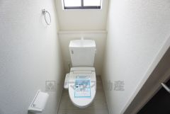 温水洗浄機付トイレです。トイレは2ヶ所設けられているので、来客時にも気兼ねなく使えますね。