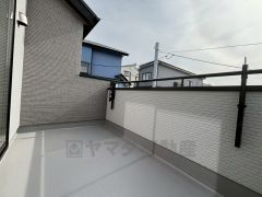 幅広のインナーバルコニーは多少の雨でも洗濯物を守ってくれ、家事を助けてくれること間違いなし。