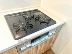 3種類の料理が同時に調理できる、3口ガスコンロ。忙しい夕食の支度時間が短縮できて効率よくお料理が楽しめます。